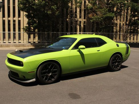 Used 2015 Dodge Challenger R/T Scat Pack w/ Scat Pack Appearance Package RWD image 12