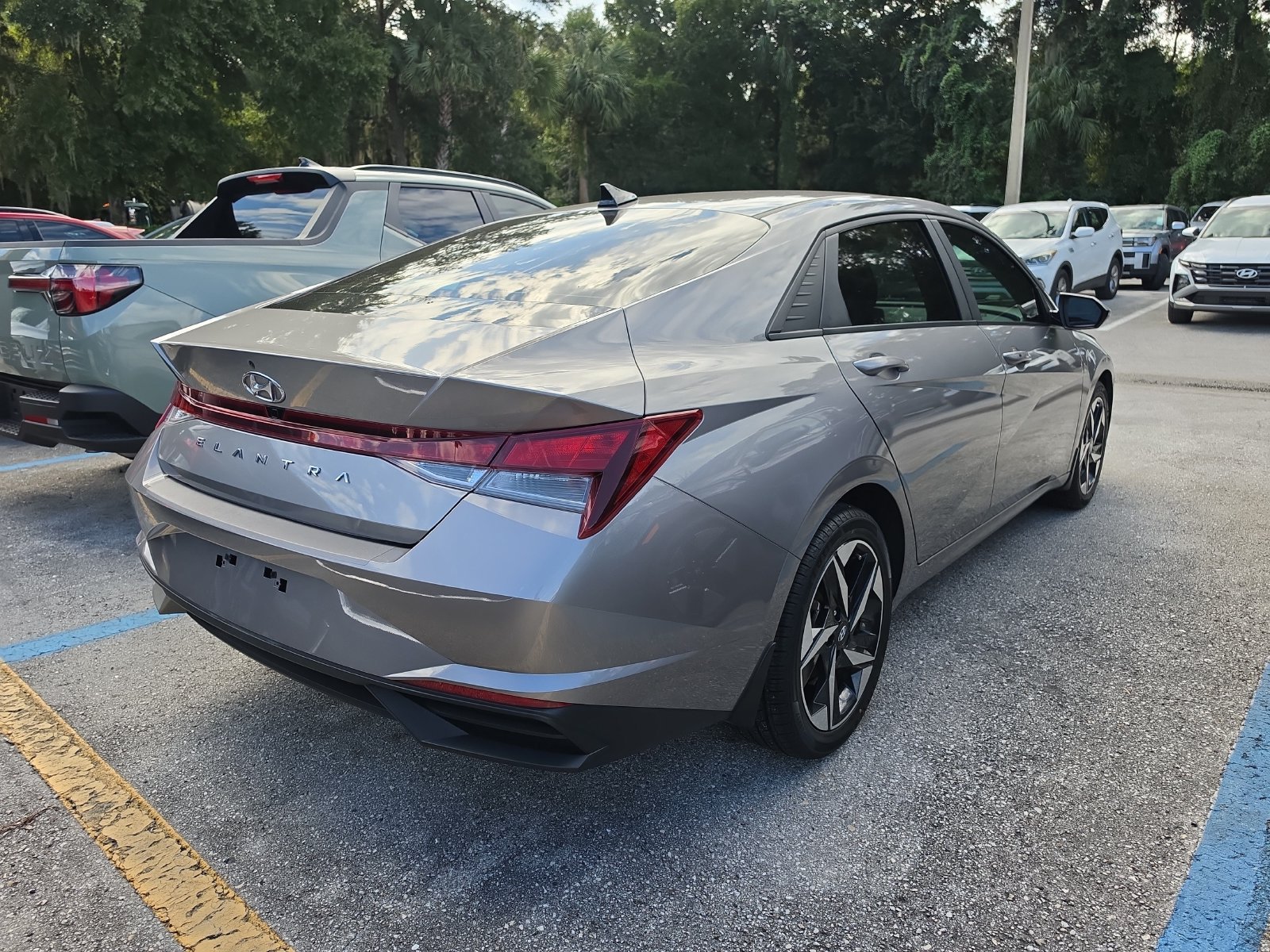 Used 2023 Hyundai Elantra SEL w/ Convenience Package FWD image 3