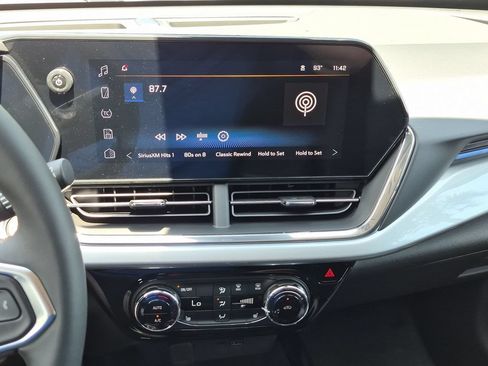 New 2026 Chevrolet Trax LT w/ LT Convenience Package FWD image 17
