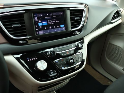 Used 2024 Chrysler Voyager LX FWD image 18