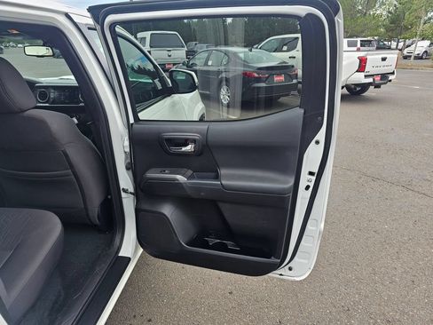 Used 2018 Toyota Tacoma TRD Sport w/ Technology Package AWD/4WD image 17