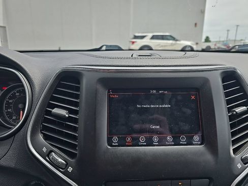 Used 2021 Jeep Cherokee Latitude FWD image 5