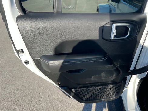 Used 2022 Jeep Gladiator Overland w/ Popular Equipment Package image 18