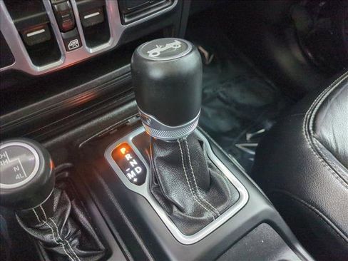 Used 2018 Jeep Wrangler Unlimited Sahara AWD/4WD image 12