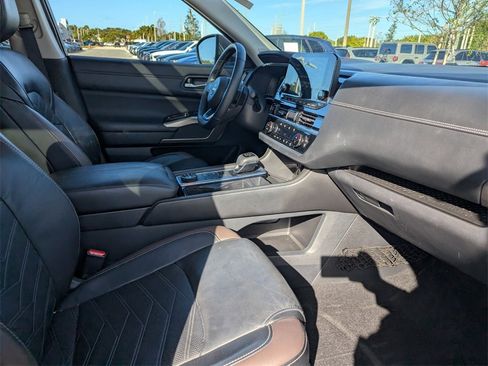 Used 2023 Nissan Pathfinder Platinum image 9