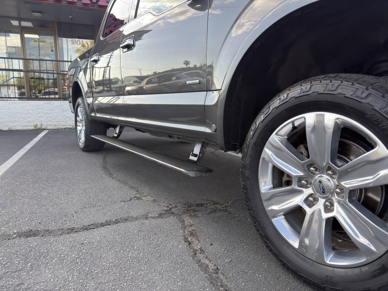 Used 2015 Ford F150 Platinum w/ Equipment Group 701A Luxury AWD/4WD image 30