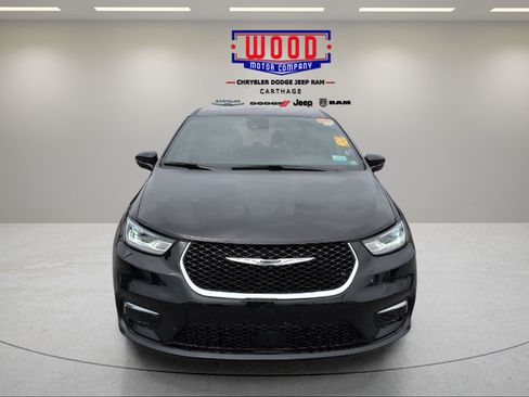 Used 2026 Chrysler Pacifica Limited FWD image 8