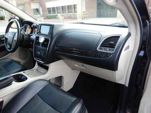 Used 2015 Chrysler Town & Country Touring-L w/ Driver Convenience Group FWD image 19