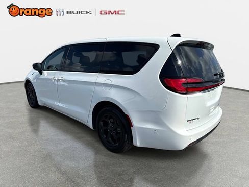Used 2024 Chrysler Pacifica Limited FWD image 4