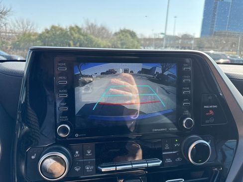 Used 2020 Toyota Highlander XLE image 11