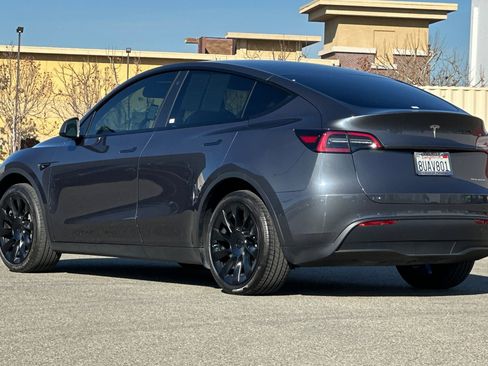 Used 2021 Tesla Model Y Long Range image 6