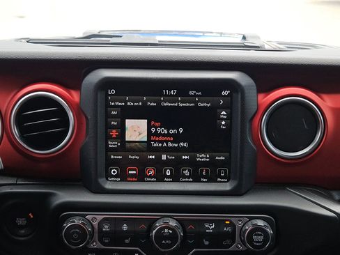 Used 2018 Jeep Wrangler Unlimited Rubicon AWD/4WD image 17