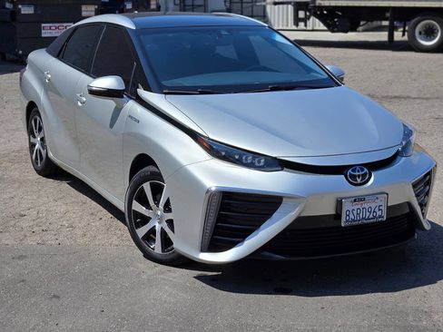 Used 2017 Toyota Mirai Base 4dr Sedan image 3