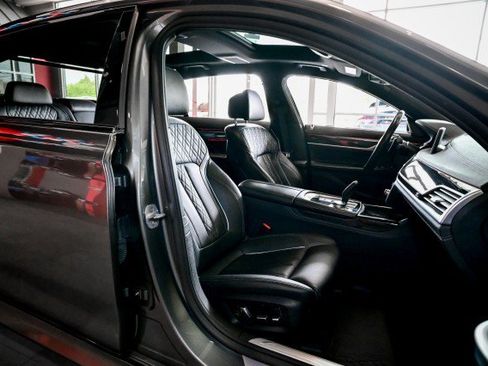 Used 2019 BMW 750i xDrive w/ M Sport Package AWD/4WD image 28