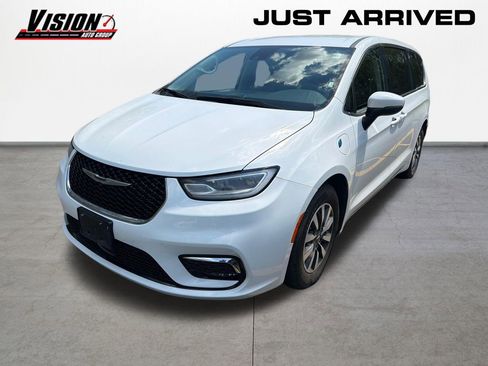 Used 2023 Chrysler Pacifica Touring-L FWD image 1