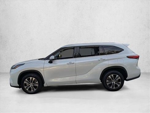 Used 2022 Toyota Highlander XLE image 5
