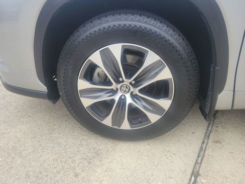 Used 2023 Toyota Highlander XLE image 30