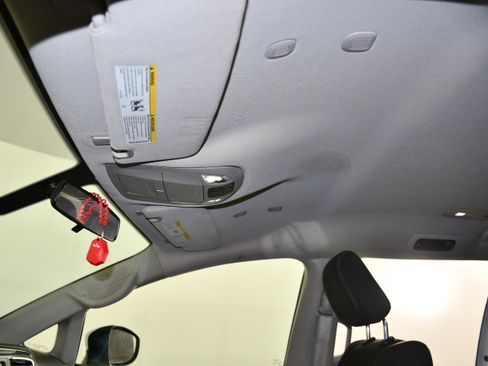 Used 2022 Chrysler Voyager LX image 38