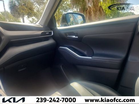 Used 2023 Toyota Highlander XLE FWD image 19