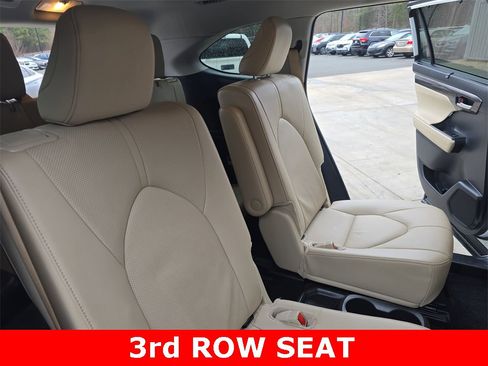 Used 2024 Toyota Highlander Limited image 11
