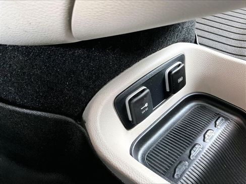 Used 2018 Chrysler Pacifica Limited w/ Advanced Safetytec Group FWD image 23