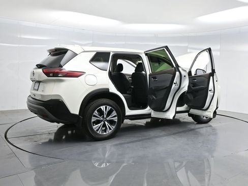 Used 2023 Nissan Rogue SV image 4