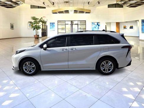 Used 2025 Toyota Sienna XLE w/ XLE Plus Package FWD image 8