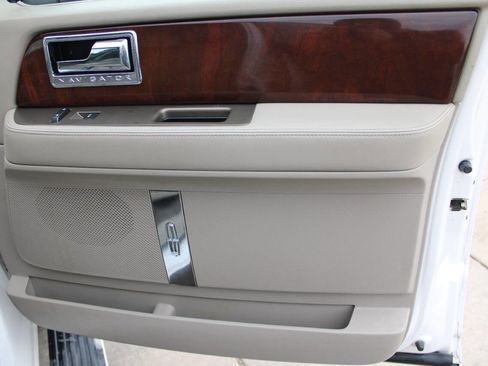 Used 2014 Lincoln Navigator 4WD image 8