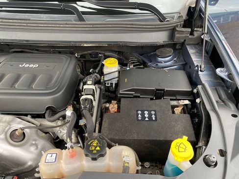 Used 2019 Jeep Cherokee Trailhawk w/ Cold Weather Group image 21