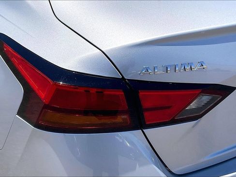 Used 2020 Nissan Altima 2.5 SR w/ Premium Package FWD image 5