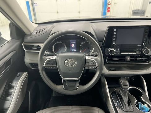 Used 2022 Toyota Highlander L FWD image 11