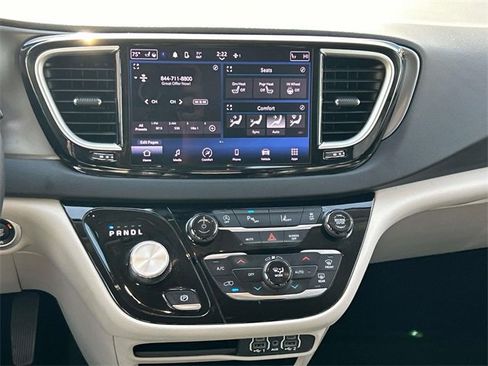 Used 2024 Chrysler Pacifica Touring-L image 16