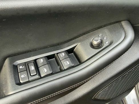 Used 2024 Jeep Grand Cherokee Limited w/ Black Appearance Package image 12