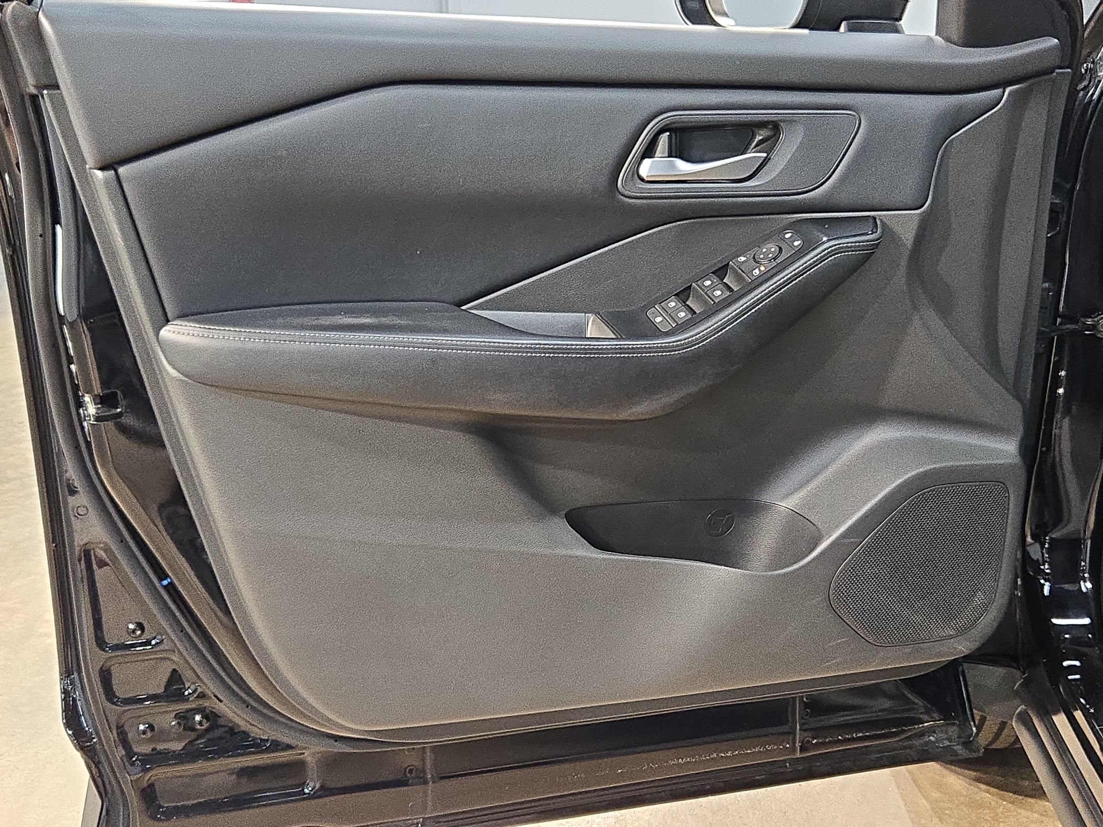 Used 2025 Nissan Rogue SV FWD image 20