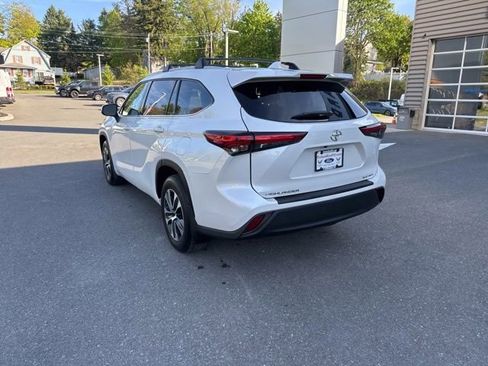 Used 2022 Toyota Highlander XLE AWD/4WD image 8