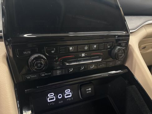 Used 2022 Jeep Grand Cherokee Limited w/ Luxury Tech Group II image 17