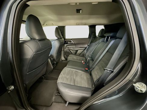 Used 2025 Mitsubishi Outlander SE image 29