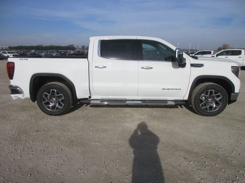 New 2026 GMC Sierra 1500 SLT image 3