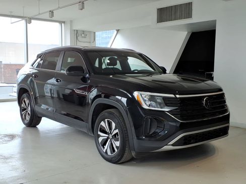 Used 2024 Volkswagen Atlas Cross Sport SE FWD image 3
