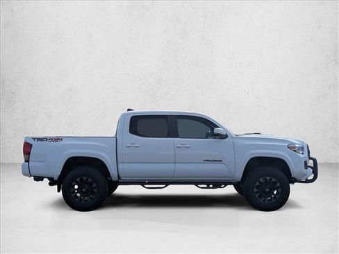 Used 2016 Toyota Tacoma TRD Sport w/ Towing Package image 4