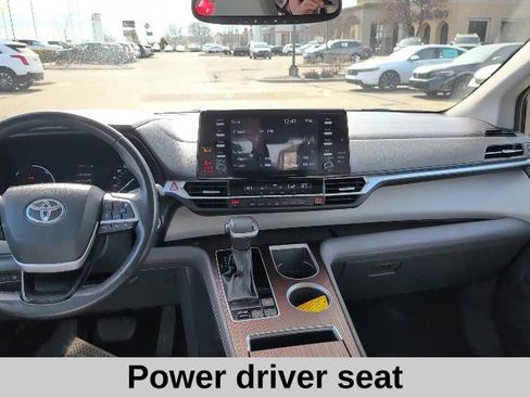 Used 2024 Toyota Sienna XLE image 4