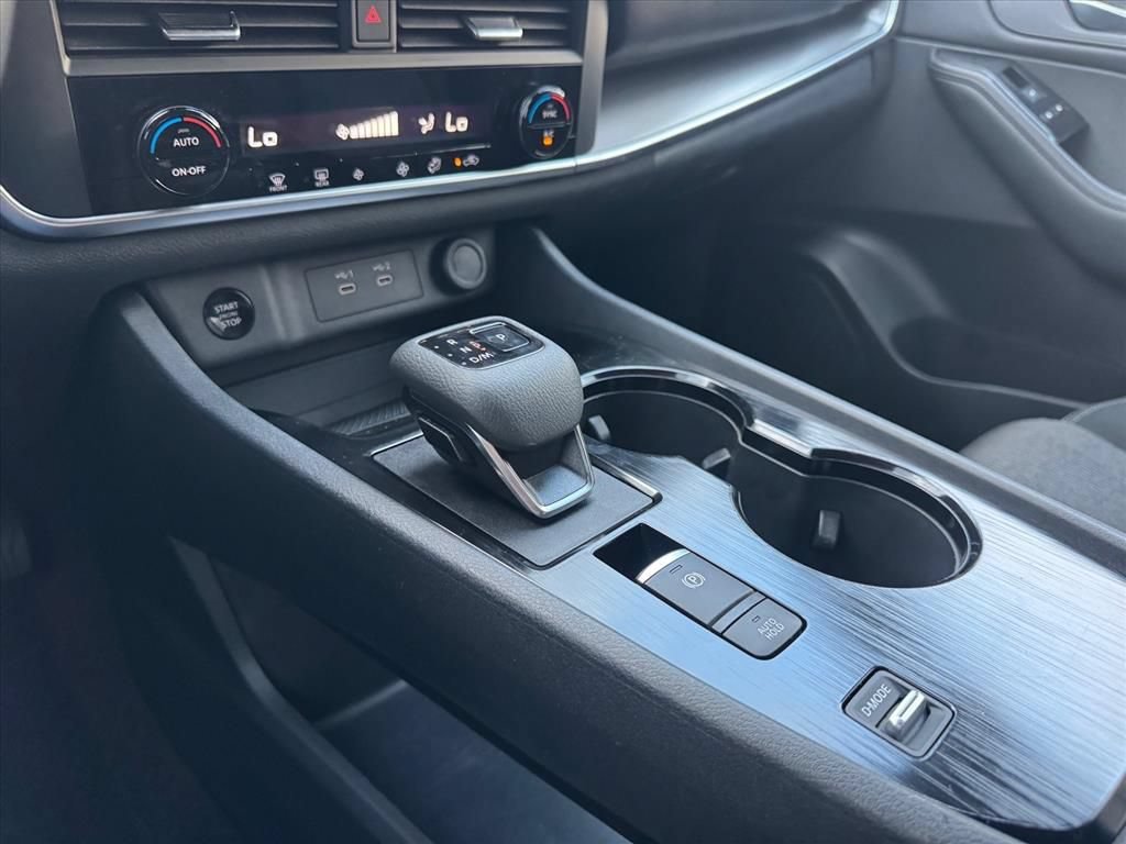 Certified 2025 Nissan Rogue SV FWD image 22