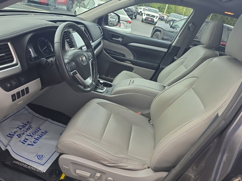 Used 2017 Toyota Highlander XLE AWD/4WD image 16