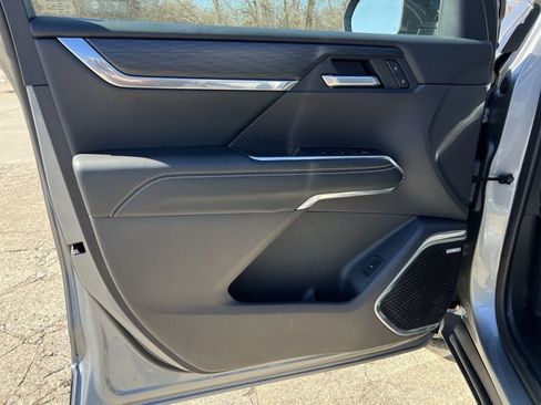 Used 2025 GMC Acadia Elevation image 23