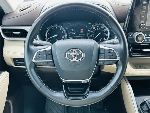 Used 2021 Toyota Highlander XLE FWD image 16