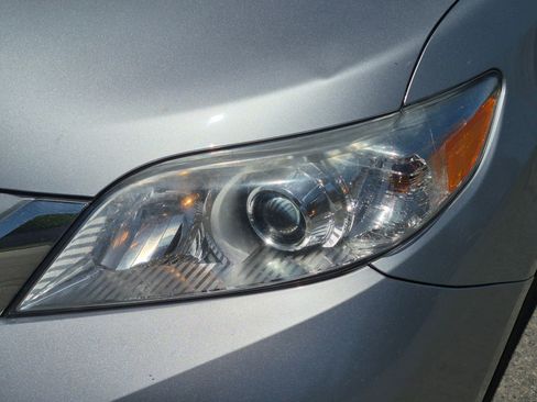Used 2016 Toyota Sienna LE AWD/4WD image 12