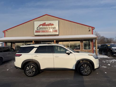 Used 2024 Nissan Pathfinder SV image 3