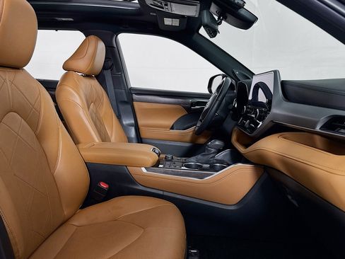 Used 2024 Toyota Highlander Platinum image 6