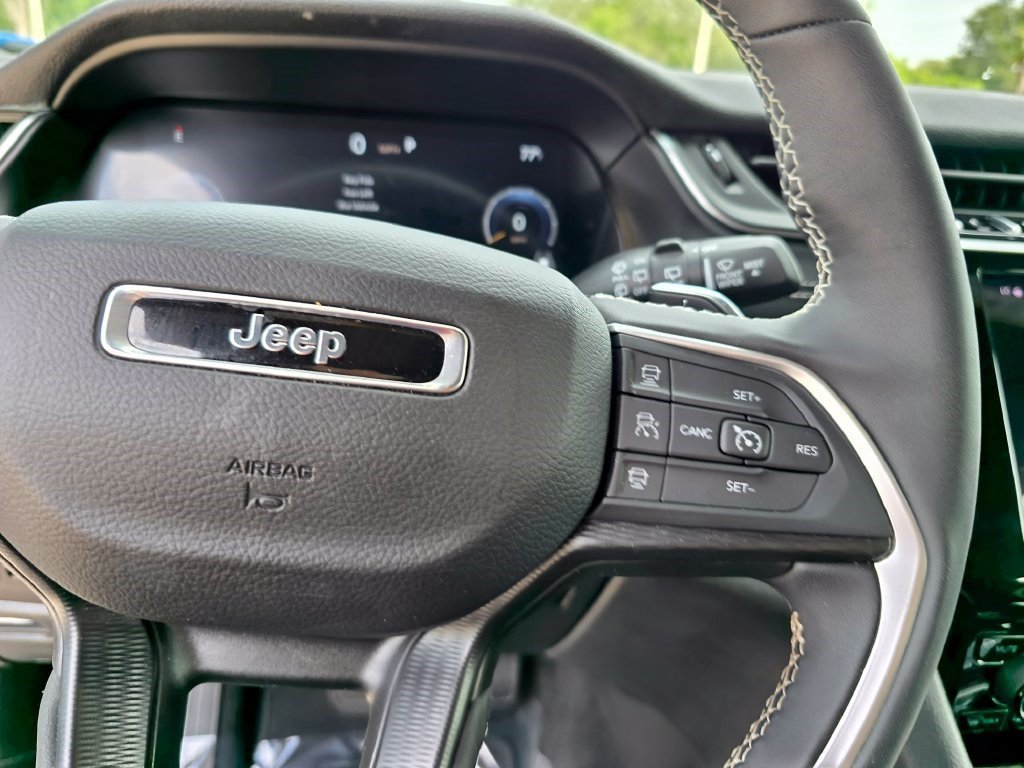Used 2025 Jeep Grand Cherokee Laredo X w/ Luxury Tech Group I AWD/4WD image 19