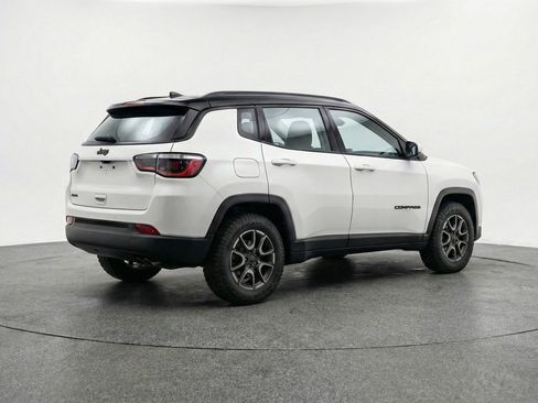 Used 2025 Jeep Compass Trailhawk AWD/4WD image 9
